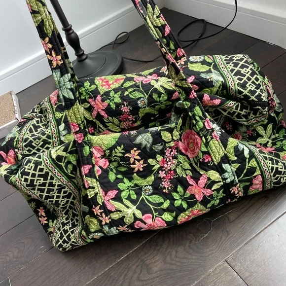 Vera Bradley Black and Green Travel Bag Quilted Design (Large) - Picture 1 of 4